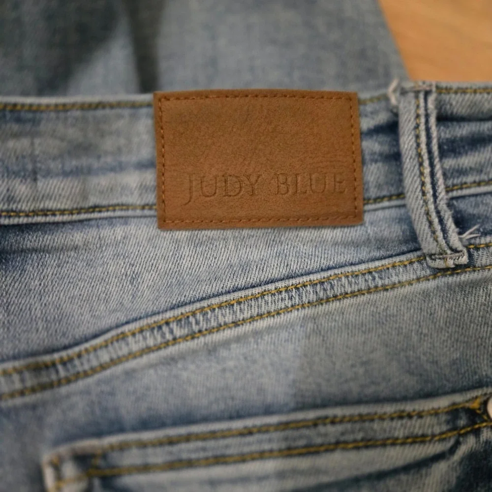 Judy Blue Los Angeles Straight Fit Raw Hem Distressed Jeans 9/29 JB82483LT-CO